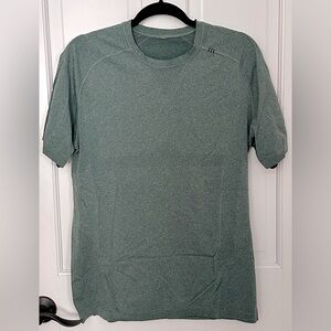 Lululemon License to Train Short-Sleeve in green, size M